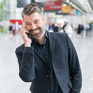 Mann telefoniert - Travel 2 Meet - your MICE agency aus Hamm